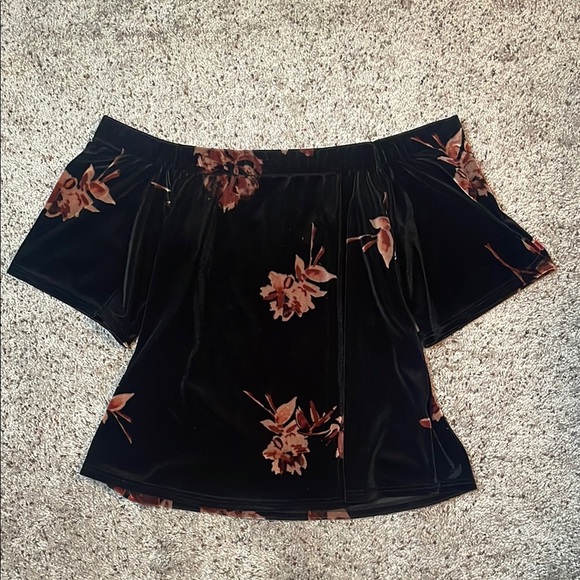BKE Boutique Black Floral Velvet Off The Shoulder Woman’s Top Size Medium‎ - Picture 1 of 5